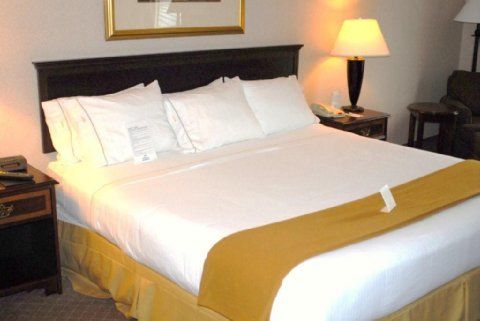 Holiday Inn Express Уотърбъри Екстериор снимка